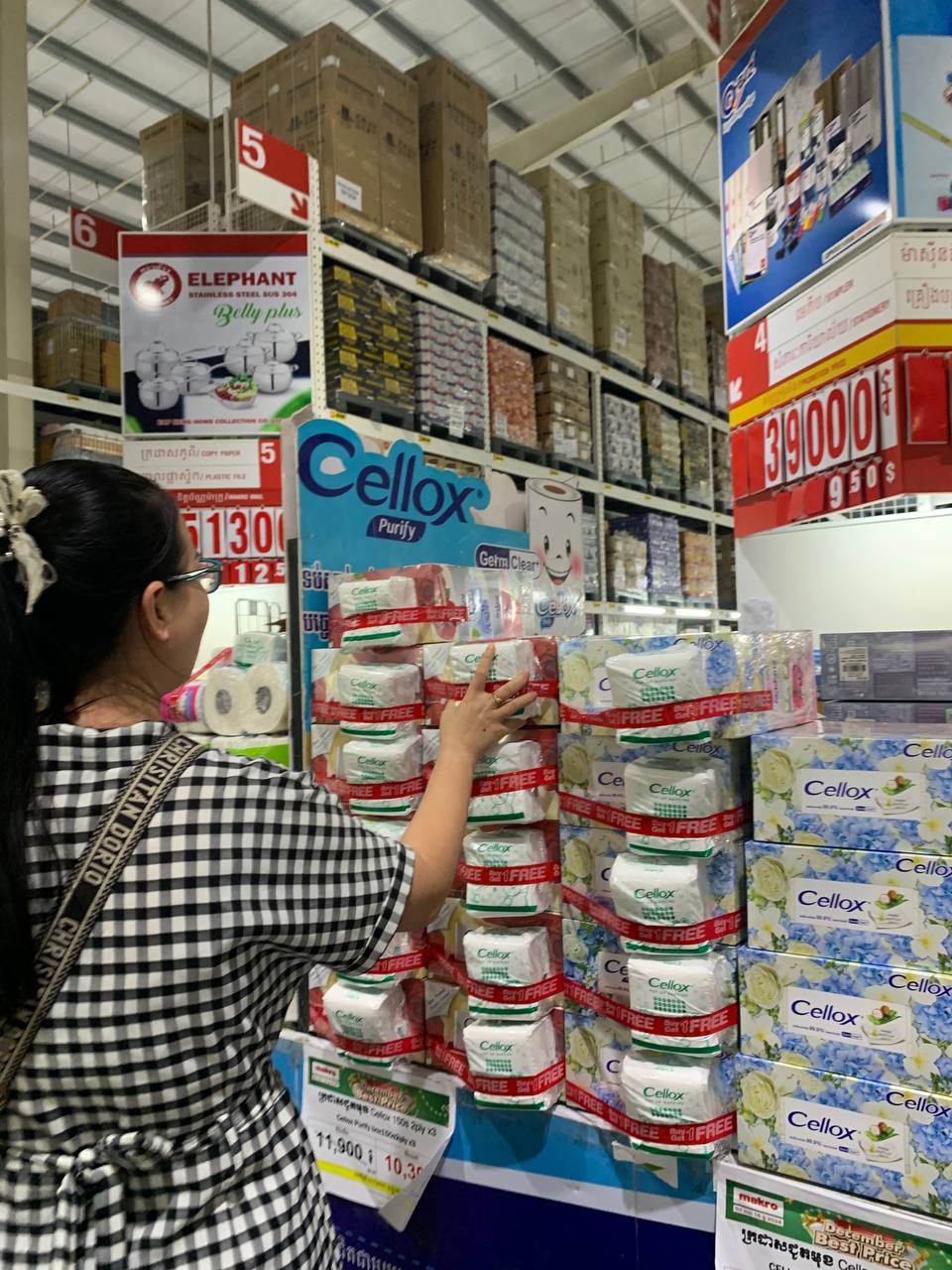 Modern Trade Distribution Boosting FMCG Sales with BJC Products at Makro Market In Cambodia - Image 17